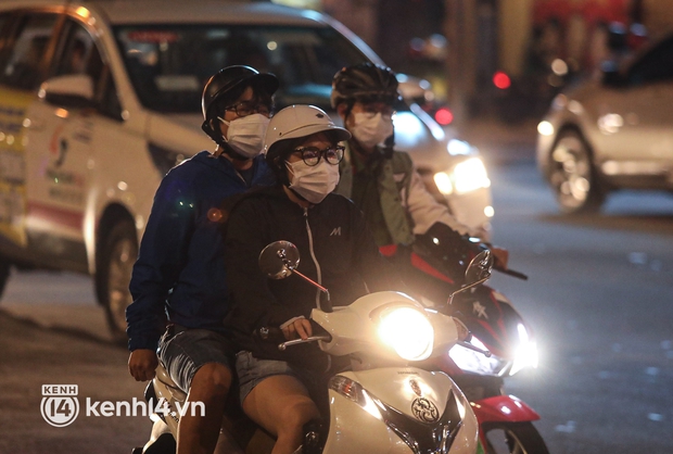 Sài Gòn đã không còn vắng bóng người sau 18h: Đường phố nhộn nhịp, các bạn trẻ chụp ảnh kỷ niệm ngày đầu “nới lỏng” đáng nhớ - Ảnh 14.