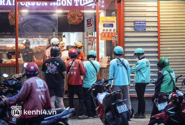 Sài Gòn đã không còn vắng bóng người sau 18h: Đường phố nhộn nhịp, các bạn trẻ chụp ảnh kỷ niệm ngày đầu “nới lỏng” đáng nhớ - Ảnh 5.