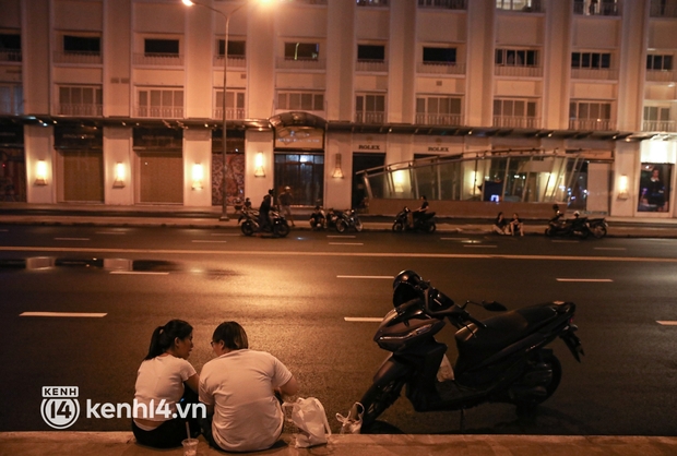 Sài Gòn đã không còn vắng bóng người sau 18h: Đường phố nhộn nhịp, các bạn trẻ chụp ảnh kỷ niệm ngày đầu “nới lỏng” đáng nhớ - Ảnh 12.