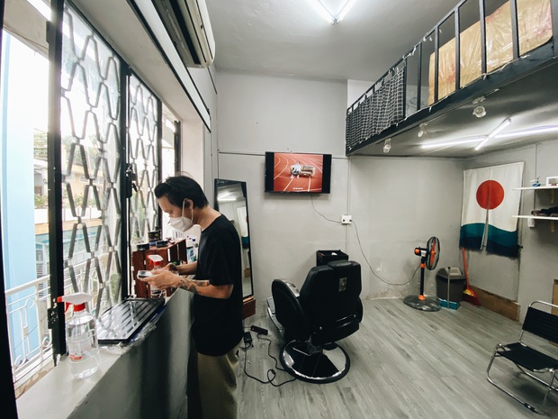 Bà hàng xóm hóng chuyện anh thợ thật thà: Khách vào đây cắt được cái đầu còn kể như cắt được gánh nặng cuộc đời - Ảnh 2. Bà hàng xóm hóng chuyện anh thợ thật thà: Khách vào đây cắt được cái đầu còn kể như cắt được gánh nặng cuộc đời - Ảnh 2.