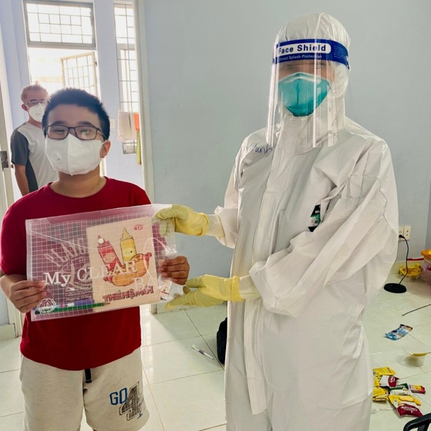 Học trò F0 và những giáo viên bất đắc dĩ ở Bệnh viện dã chiến số 4 - Ảnh 2.