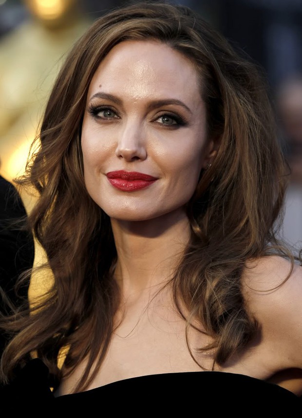 Angelina Jolie đại náo thảm đỏ: Khoe visual đẹp lộng lẫy bên ái nữ, lộ khuyết điểm nhưng nhan sắc vẫn điên đảo - Ảnh 12. Angelina Jolie đại náo thảm đỏ: Khoe visual đẹp lộng lẫy bên ái nữ, lộ khuyết điểm nhưng nhan sắc vẫn điên đảo - Ảnh 12.