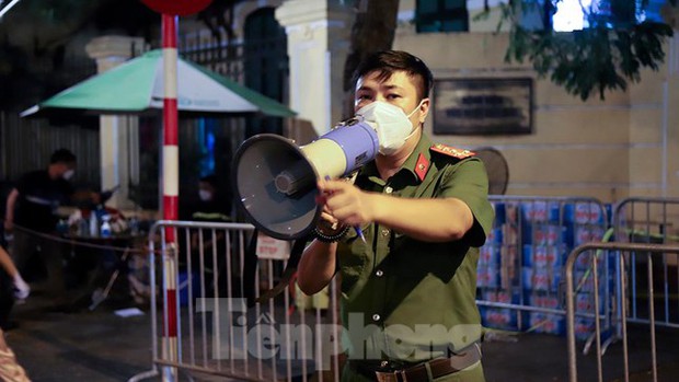 Tiếp tế nhu yếu phẩm cho người cách ly tại bệnh viện Việt Đức ngay trong đêm - Ảnh 8.