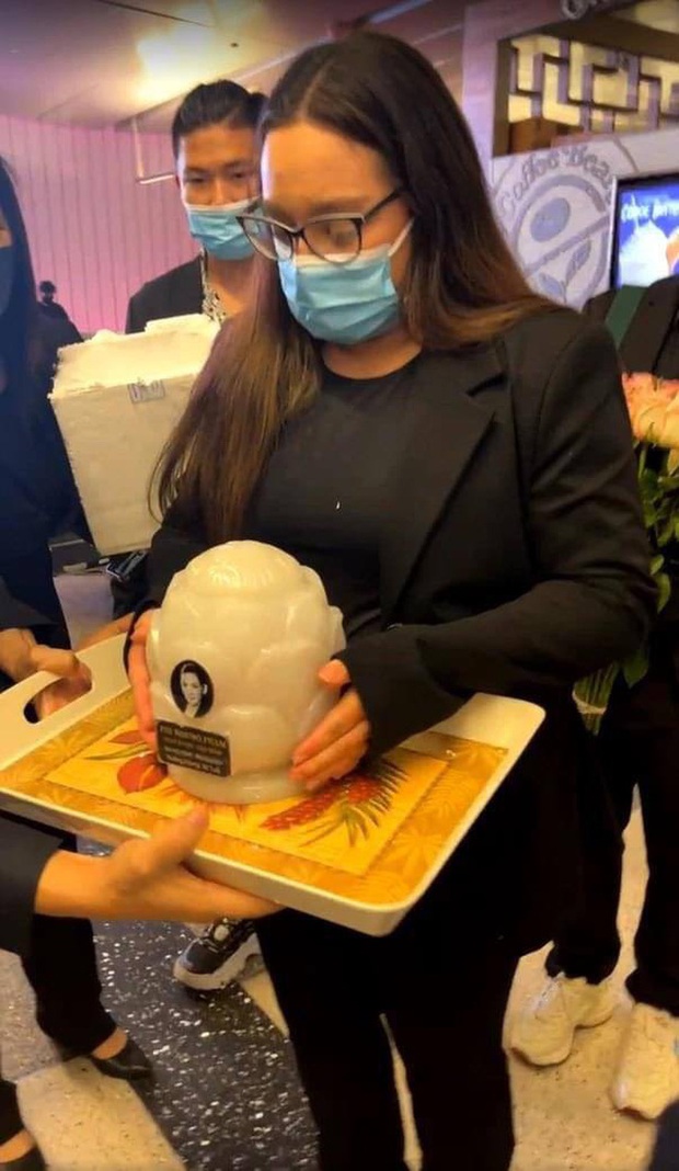 Con gái Phi Nhung lặng người trong ngày đón mẹ trở về: Mẹ ơi! Mẹ đã về với tụi con rồi - Ảnh 4. Con gái Phi Nhung lặng người trong ngày đón mẹ trở về: Mẹ ơi! Mẹ đã về với tụi con rồi - Ảnh 4.