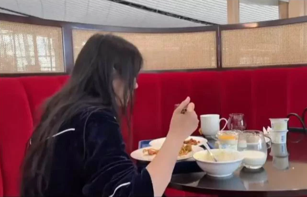 Nữ sinh dùng hàng fake đóng giả người nổi tiếng, bà bầu sống không tốn 1 xu suốt 21 ngày gây tranh cãi - Ảnh 2. Nữ sinh dùng hàng fake đóng giả người nổi tiếng, bà bầu sống không tốn 1 xu suốt 21 ngày gây tranh cãi - Ảnh 2.