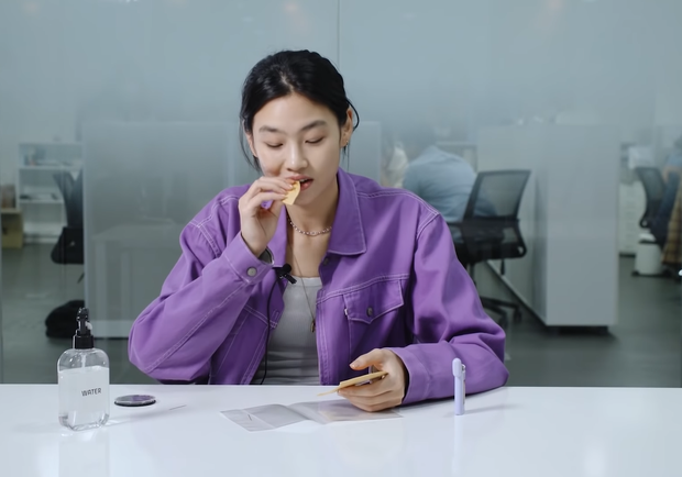 Dàn sao Squid Game căng thẳng chơi tách kẹo ngoài đời thực, đoán xem ai tạch đầu tiên? - Ảnh 10. Dàn sao Squid Game căng thẳng chơi tách kẹo ngoài đời thực, đoán xem ai tạch đầu tiên? - Ảnh 10.
