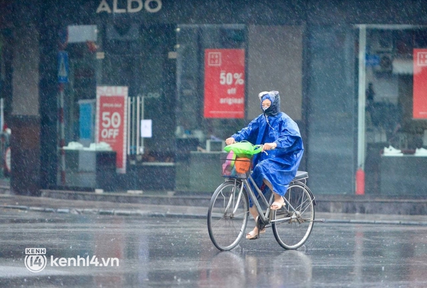Đón mưa lạnh đầu mùa, nền nhiệt Hà Nội giảm sâu, người dân khoác áo ấm, che ô xuống phố tận hưởng không khí se lạnh - Ảnh 8.