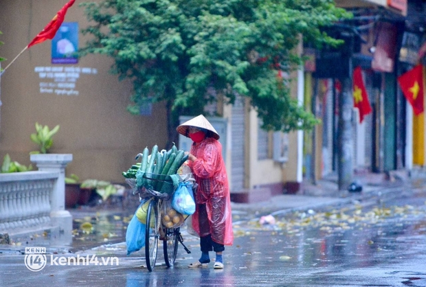 Đón mưa lạnh đầu mùa, nền nhiệt Hà Nội giảm sâu, người dân khoác áo ấm, che ô xuống phố tận hưởng không khí se lạnh - Ảnh 6.