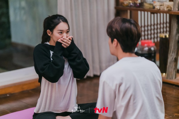 Nhìn Shin Min Ah và rich kid Penthouse mặc áo na ná nhau để thấy tầm quan trọng của việc mix đồ - Ảnh 1. Nhìn Shin Min Ah và rich kid Penthouse mặc áo na ná nhau để thấy tầm quan trọng của việc mix đồ - Ảnh 1.