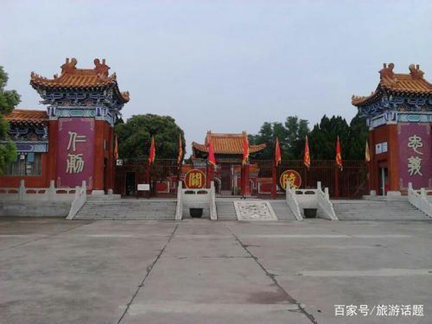 Sau cơn mưa lớn, mặt đất lộ ra một ngôi mộ khiến các chuyên gia sững sờ: Trước nay chúng ta thờ nhầm Quan Vũ rồi! - Ảnh 1.