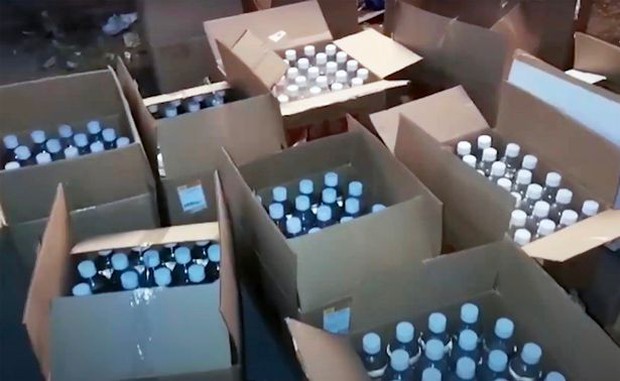 Rúng động nước Nga: 1000 chai chất độc tuồn ra thị trường, cặp vợ chồng cùng tử vong để lại 5 đứa con thơ không biết bấu víu vào đâu - Ảnh 6. Rúng động nước Nga: 1000 chai chất độc tuồn ra thị trường, cặp vợ chồng cùng tử vong để lại 5 đứa con thơ không biết bấu víu vào đâu - Ảnh 6.