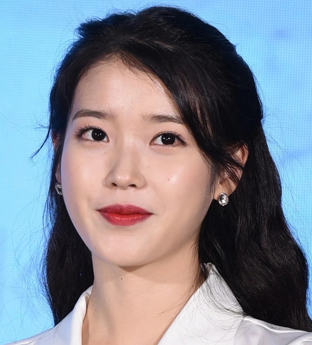Khi da idol bóng mịn tới mức... soi gương vào thì ảnh phản chiếu cũng nét căng! - Ảnh 4. Khi da idol bóng mịn tới mức... soi gương vào thì ảnh phản chiếu cũng nét căng! - Ảnh 4.