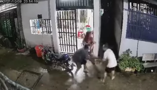 Clip: Gã đàn ông mang theo hung khí tiến vào nhà tấn công 2 vợ chồng ở TP.HCM tử vong, người dân nỗ lực vây bắt - Ảnh 2. Clip: Gã đàn ông mang theo hung khí tiến vào nhà tấn công 2 vợ chồng ở TP.HCM tử vong, người dân nỗ lực vây bắt - Ảnh 2.
