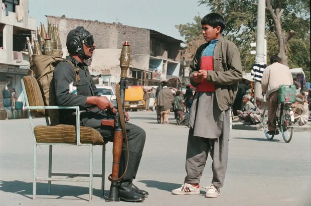 Những bức hình được trả bằng máu: Để chụp được những tấm ảnh này về Afghanistan, có người đã phải chết - Ảnh 2.