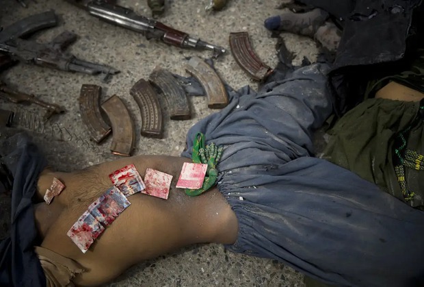 Những bức hình được trả bằng máu: Để chụp được những tấm ảnh này về Afghanistan, có người đã phải chết - Ảnh 8.