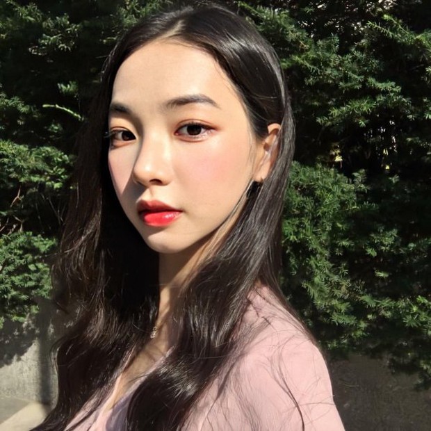 So kè ảnh pre-debut của visual ITZY và aespa: Yuna nhan sắc khó tìm ở phố đi bộ, Karina xinh có tiếng nhưng bị nghi dao kéo? - Ảnh 31. So kè ảnh pre-debut của visual ITZY và aespa: Yuna nhan sắc khó tìm ở phố đi bộ, Karina xinh có tiếng nhưng bị nghi dao kéo? - Ảnh 31.