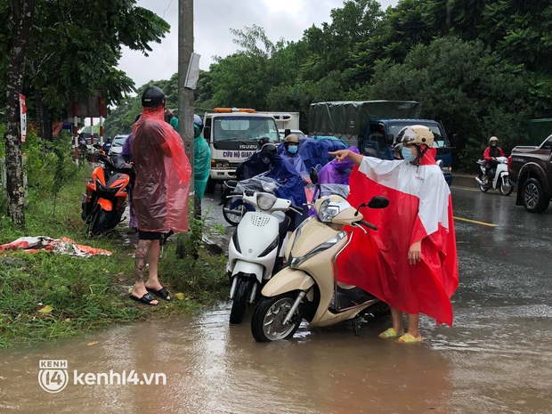 Ảnh: Mưa lớn kéo dài do ảnh hưởng của bão số 7, nhiều nơi ở Hà Nội ngập sâu, người dân chật vật di chuyển - Ảnh 16. Ảnh: Mưa lớn kéo dài do ảnh hưởng của bão số 7, nhiều nơi ở Hà Nội ngập sâu, người dân chật vật di chuyển - Ảnh 16.