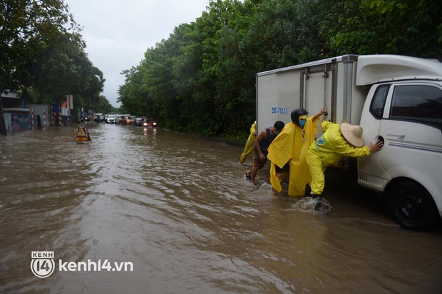 Ảnh: Mưa lớn kéo dài do ảnh hưởng của bão số 7, nhiều nơi ở Hà Nội ngập sâu, người dân chật vật di chuyển - Ảnh 9. Ảnh: Mưa lớn kéo dài do ảnh hưởng của bão số 7, nhiều nơi ở Hà Nội ngập sâu, người dân chật vật di chuyển - Ảnh 9.