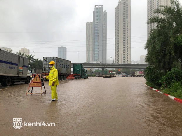 Ảnh: Mưa lớn kéo dài do ảnh hưởng của bão số 7, nhiều nơi ở Hà Nội ngập sâu, người dân chật vật di chuyển - Ảnh 3. Ảnh: Mưa lớn kéo dài do ảnh hưởng của bão số 7, nhiều nơi ở Hà Nội ngập sâu, người dân chật vật di chuyển - Ảnh 3.