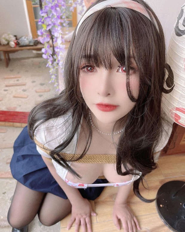 Chán cosplay, thiên thần Mimi Chan đổi gió với bộ ảnh áo ngủ lấp lửng khoe vòng một căng tràn khiến fan nóng mặt - Ảnh 1.