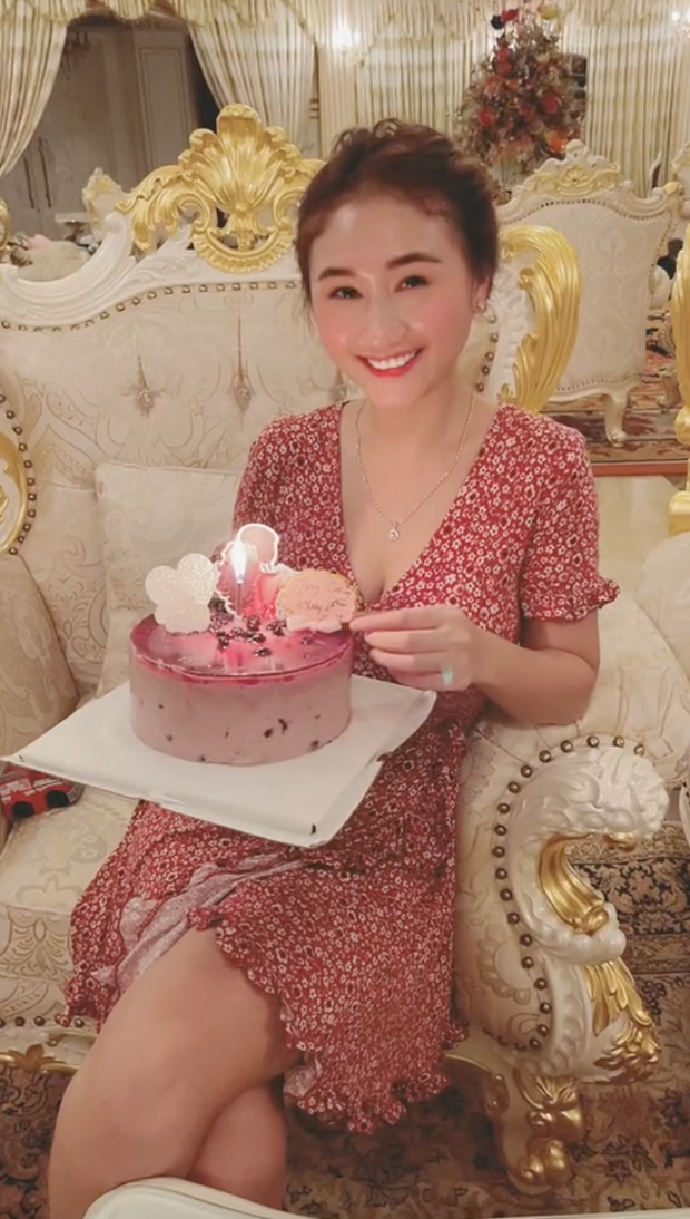 Cận cảnh nhan sắc con dâu thứ nhà bà Phương Hằng, không hề kém cạnh Quế Long nhưng tính cách trái ngược? - Ảnh 5. Cận cảnh nhan sắc con dâu thứ nhà bà Phương Hằng, không hề kém cạnh Quế Long nhưng tính cách trái ngược? - Ảnh 5.