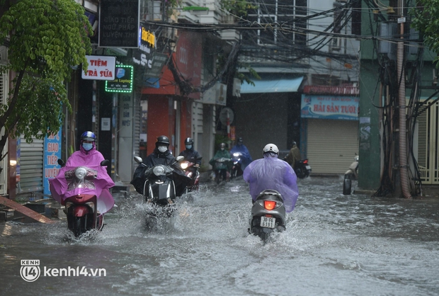 Đường phố Hà Nội ùn tắc cục bộ, người dân chôn chân hàng giờ dưới cơn mưa tầm tã trong sáng đầu tuần - Ảnh 7. Đường phố Hà Nội ùn tắc cục bộ, người dân chôn chân hàng giờ dưới cơn mưa tầm tã trong sáng đầu tuần - Ảnh 7.