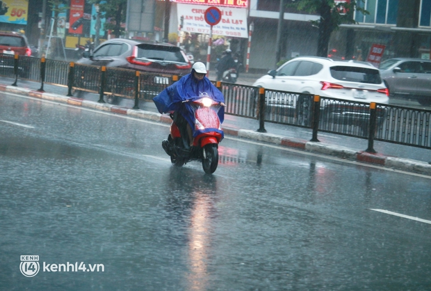 Đường phố Hà Nội ùn tắc cục bộ, người dân chôn chân hàng giờ dưới cơn mưa tầm tã trong sáng đầu tuần - Ảnh 8. Đường phố Hà Nội ùn tắc cục bộ, người dân chôn chân hàng giờ dưới cơn mưa tầm tã trong sáng đầu tuần - Ảnh 8.