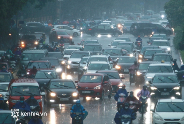 Đường phố Hà Nội ùn tắc cục bộ, người dân chôn chân hàng giờ dưới cơn mưa tầm tã trong sáng đầu tuần - Ảnh 4. Đường phố Hà Nội ùn tắc cục bộ, người dân chôn chân hàng giờ dưới cơn mưa tầm tã trong sáng đầu tuần - Ảnh 4.