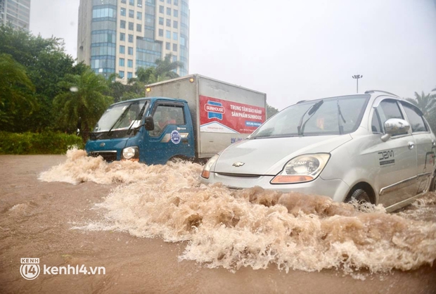 Đường phố Hà Nội ùn tắc cục bộ, người dân chôn chân hàng giờ dưới cơn mưa tầm tã trong sáng đầu tuần - Ảnh 10. Đường phố Hà Nội ùn tắc cục bộ, người dân chôn chân hàng giờ dưới cơn mưa tầm tã trong sáng đầu tuần - Ảnh 10.