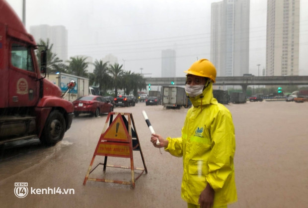 Đường phố Hà Nội ùn tắc cục bộ, người dân chôn chân hàng giờ dưới cơn mưa tầm tã trong sáng đầu tuần - Ảnh 11. Đường phố Hà Nội ùn tắc cục bộ, người dân chôn chân hàng giờ dưới cơn mưa tầm tã trong sáng đầu tuần - Ảnh 11.