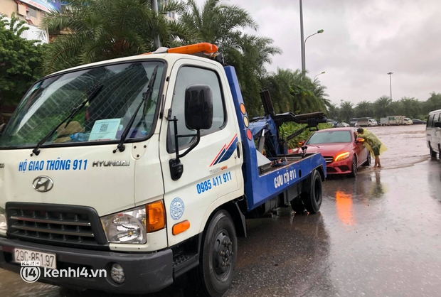 Đường phố Hà Nội ùn tắc cục bộ, người dân chôn chân hàng giờ dưới cơn mưa tầm tã trong sáng đầu tuần - Ảnh 15. Đường phố Hà Nội ùn tắc cục bộ, người dân chôn chân hàng giờ dưới cơn mưa tầm tã trong sáng đầu tuần - Ảnh 15.