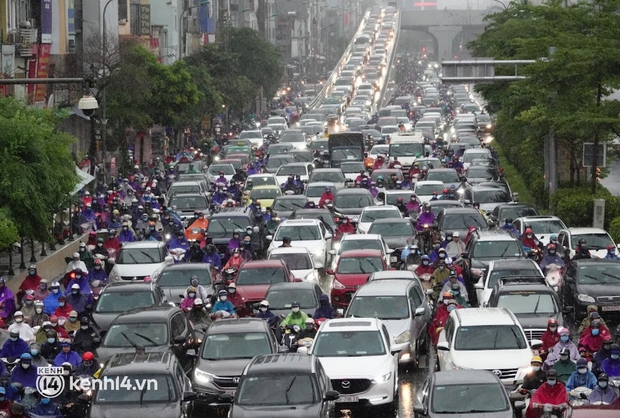 Đường phố Hà Nội ùn tắc cục bộ, người dân chôn chân hàng giờ dưới cơn mưa tầm tã trong sáng đầu tuần - Ảnh 3. Đường phố Hà Nội ùn tắc cục bộ, người dân chôn chân hàng giờ dưới cơn mưa tầm tã trong sáng đầu tuần - Ảnh 3.