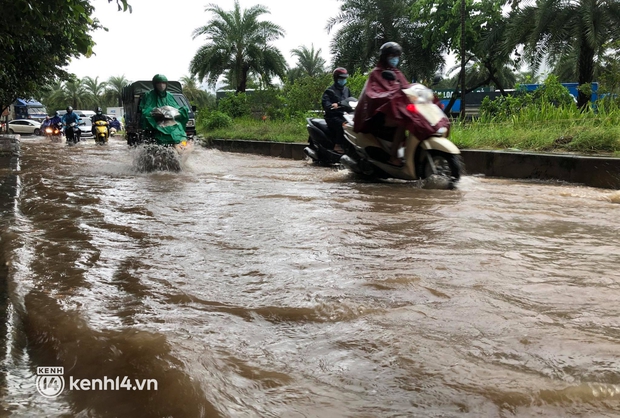 Đường phố Hà Nội ùn tắc cục bộ, người dân chôn chân hàng giờ dưới cơn mưa tầm tã trong sáng đầu tuần - Ảnh 9. Đường phố Hà Nội ùn tắc cục bộ, người dân chôn chân hàng giờ dưới cơn mưa tầm tã trong sáng đầu tuần - Ảnh 9.