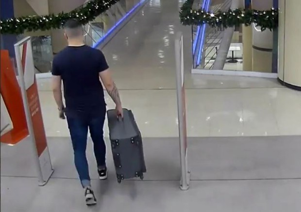 Clip: Khoảnh khắc tên sát nhân kéo vali chứa thi thể bạn gái đi ngang nhiên nơi công cộng gây ám ảnh - Ảnh 6. Clip: Khoảnh khắc tên sát nhân kéo vali chứa thi thể bạn gái đi ngang nhiên nơi công cộng gây ám ảnh - Ảnh 6.