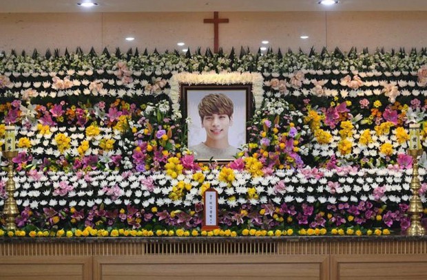 Phẫn nộ đỉnh điểm: Chế ảnh tang lễ idol quá cố Jonghyun (SHINee) “câu like” cho tour, nam ca sĩ bị “ném đá” kịch liệt - Ảnh 5. Phẫn nộ đỉnh điểm: Chế ảnh tang lễ idol quá cố Jonghyun (SHINee) “câu like” cho tour, nam ca sĩ bị “ném đá” kịch liệt - Ảnh 5.