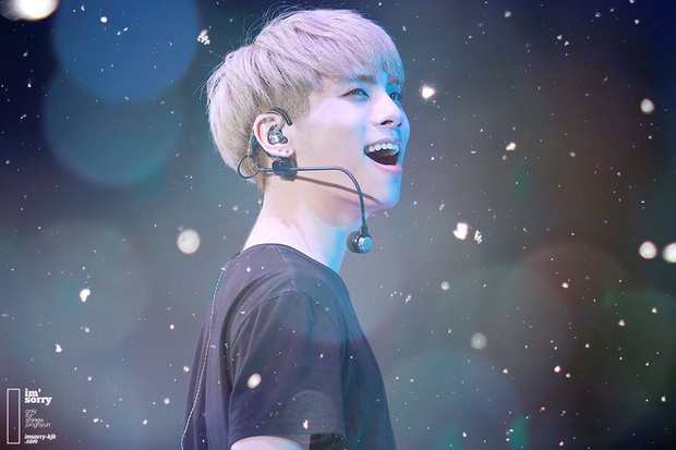 Phẫn nộ đỉnh điểm: Chế ảnh tang lễ idol quá cố Jonghyun (SHINee) “câu like” cho tour, nam ca sĩ bị “ném đá” kịch liệt - Ảnh 2. Phẫn nộ đỉnh điểm: Chế ảnh tang lễ idol quá cố Jonghyun (SHINee) “câu like” cho tour, nam ca sĩ bị “ném đá” kịch liệt - Ảnh 2.