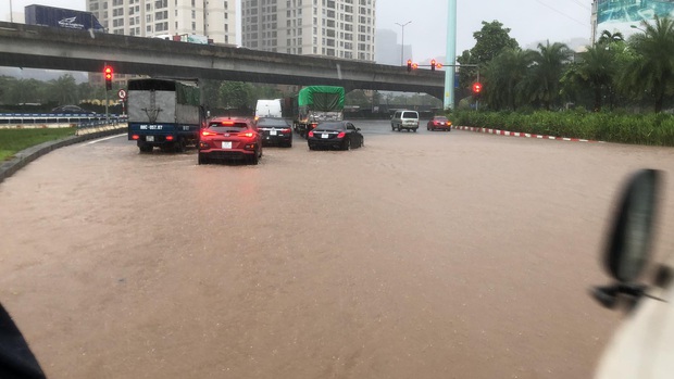 Ảnh: Mưa lớn kéo dài do ảnh hưởng của bão số 7, nhiều nơi ở Hà Nội ngập sâu, người dân chật vật di chuyển - Ảnh 1. Ảnh: Mưa lớn kéo dài do ảnh hưởng của bão số 7, nhiều nơi ở Hà Nội ngập sâu, người dân chật vật di chuyển - Ảnh 1.