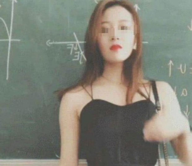 Nữ giáo viên ăn mặc gợi cảm đến lớp, nhìn vào ai cũng ngại, phụ huynh phản đối liền bị đáp trả: Trẻ con thích thế này! - Ảnh 1. Nữ giáo viên ăn mặc gợi cảm đến lớp, nhìn vào ai cũng ngại, phụ huynh phản đối liền bị đáp trả: Trẻ con thích thế này! - Ảnh 1.