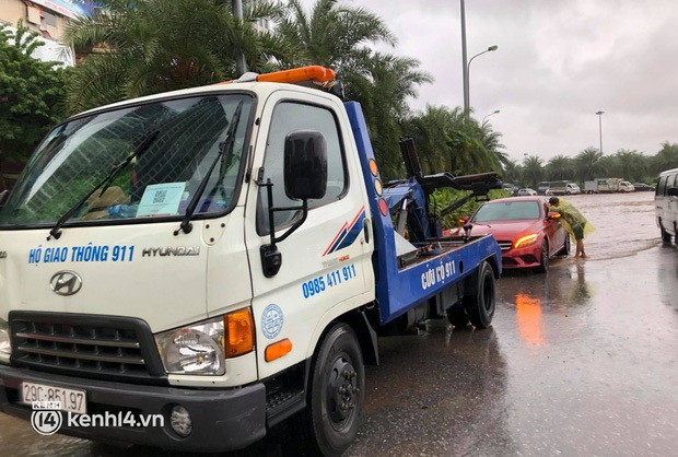 Ảnh: Mưa lớn kéo dài do ảnh hưởng của bão số 7, nhiều nơi ở Hà Nội ngập sâu, người dân chật vật di chuyển - Ảnh 6. Ảnh: Mưa lớn kéo dài do ảnh hưởng của bão số 7, nhiều nơi ở Hà Nội ngập sâu, người dân chật vật di chuyển - Ảnh 6.