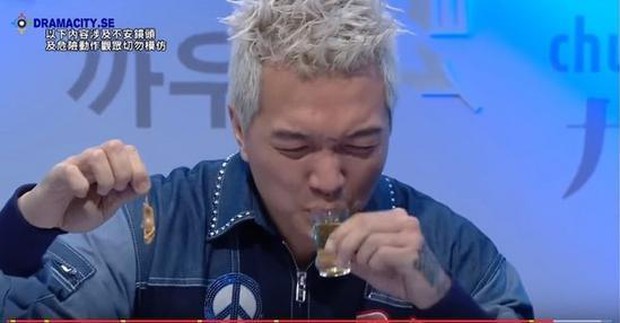 Show truyền hình gây phẫn nộ với loạt hình phạt kinh dị: Ngậm tất, nuốt chuột bao tử cho đến… liếm chân khách mời - Ảnh 2. Show truyền hình gây phẫn nộ với loạt hình phạt kinh dị: Ngậm tất, nuốt chuột bao tử cho đến… liếm chân khách mời - Ảnh 2.