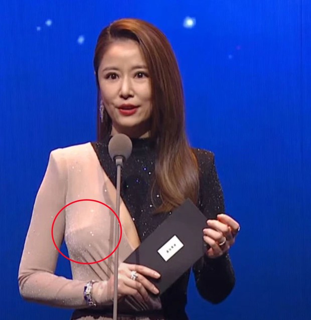 Lâm Tâm Như chắc có dớp thời trang: Lâu lắm mới đi sự kiện mà lại mắc lỗi nội y kém duyên - Ảnh 5. Lâm Tâm Như chắc có dớp thời trang: Lâu lắm mới đi sự kiện mà lại mắc lỗi nội y kém duyên - Ảnh 5.