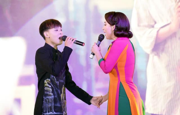 Bầu show nổi tiếng chia sẻ: Hồ Văn Cường là dạng kẹp chung chị Phi Nhung nên chỉ trả mức tượng trưng xăng xe chứ không gọi là cát-xê - Ảnh 1. Bầu show nổi tiếng chia sẻ: Hồ Văn Cường là dạng kẹp chung chị Phi Nhung nên chỉ trả mức tượng trưng xăng xe chứ không gọi là cát-xê - Ảnh 1.