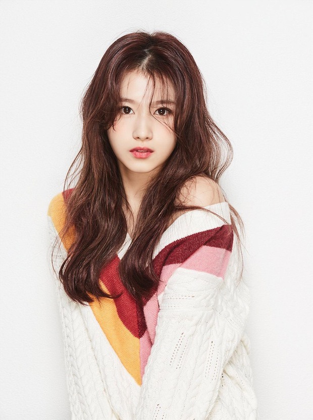 Tân binh là em họ Yuri (SNSD) sở hữu ngoại hình giống cả Kpop: Từ Sana (TWICE), đến Irene, Wendy (Red Velvet) đủ hết - Ảnh 7. Tân binh là em họ Yuri (SNSD) sở hữu ngoại hình giống cả Kpop: Từ Sana (TWICE), đến Irene, Wendy (Red Velvet) đủ hết - Ảnh 7.