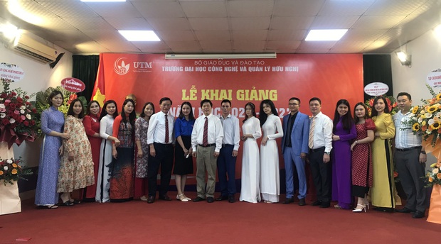 Lễ Khai giảng đặc biệt của sinh viên Trường Đại học Công nghệ và Quản lý Hữu Nghị (Hà Nội) - Ảnh 6. Lễ Khai giảng đặc biệt của sinh viên Trường Đại học Công nghệ và Quản lý Hữu Nghị (Hà Nội) - Ảnh 6.