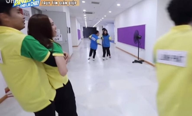 2 lần Jun Phạm vô tình có bàn tay hư với Lan Ngọc ở Running Man - Ảnh 4. 2 lần Jun Phạm vô tình có bàn tay hư với Lan Ngọc ở Running Man - Ảnh 4.