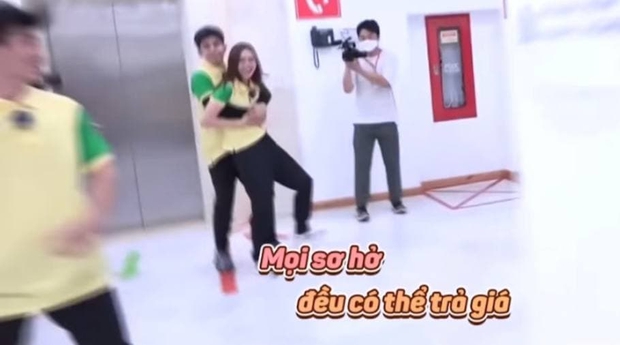 2 lần Jun Phạm vô tình có bàn tay hư với Lan Ngọc ở Running Man - Ảnh 5. 2 lần Jun Phạm vô tình có bàn tay hư với Lan Ngọc ở Running Man - Ảnh 5.