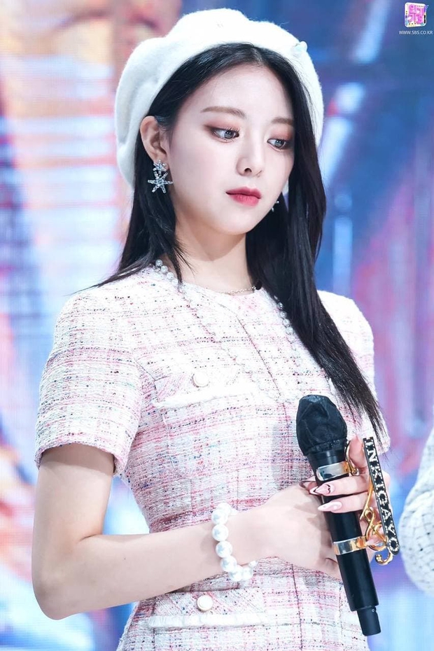 So kè ảnh pre-debut của visual ITZY và aespa: Yuna nhan sắc khó tìm ở phố đi bộ, Karina xinh có tiếng nhưng bị nghi dao kéo? - Ảnh 13. So kè ảnh pre-debut của visual ITZY và aespa: Yuna nhan sắc khó tìm ở phố đi bộ, Karina xinh có tiếng nhưng bị nghi dao kéo? - Ảnh 13.