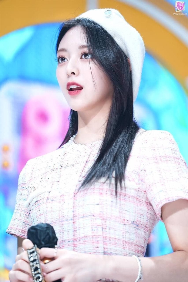 So kè ảnh pre-debut của visual ITZY và aespa: Yuna nhan sắc khó tìm ở phố đi bộ, Karina xinh có tiếng nhưng bị nghi dao kéo? - Ảnh 14. So kè ảnh pre-debut của visual ITZY và aespa: Yuna nhan sắc khó tìm ở phố đi bộ, Karina xinh có tiếng nhưng bị nghi dao kéo? - Ảnh 14.