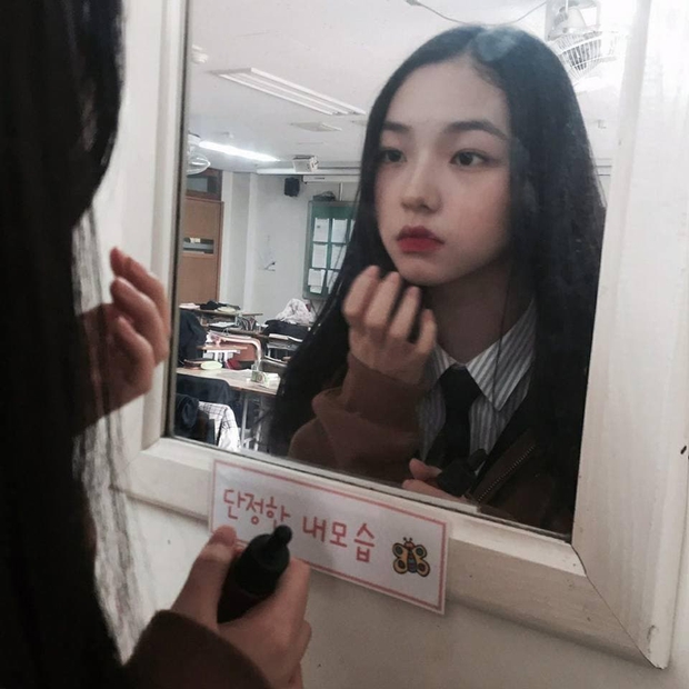 So kè ảnh pre-debut của visual ITZY và aespa: Yuna nhan sắc khó tìm ở phố đi bộ, Karina xinh có tiếng nhưng bị nghi dao kéo? - Ảnh 27. So kè ảnh pre-debut của visual ITZY và aespa: Yuna nhan sắc khó tìm ở phố đi bộ, Karina xinh có tiếng nhưng bị nghi dao kéo? - Ảnh 27.
