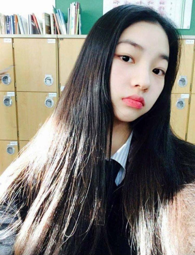 So kè ảnh pre-debut của visual ITZY và aespa: Yuna nhan sắc khó tìm ở phố đi bộ, Karina xinh có tiếng nhưng bị nghi dao kéo? - Ảnh 28. So kè ảnh pre-debut của visual ITZY và aespa: Yuna nhan sắc khó tìm ở phố đi bộ, Karina xinh có tiếng nhưng bị nghi dao kéo? - Ảnh 28.
